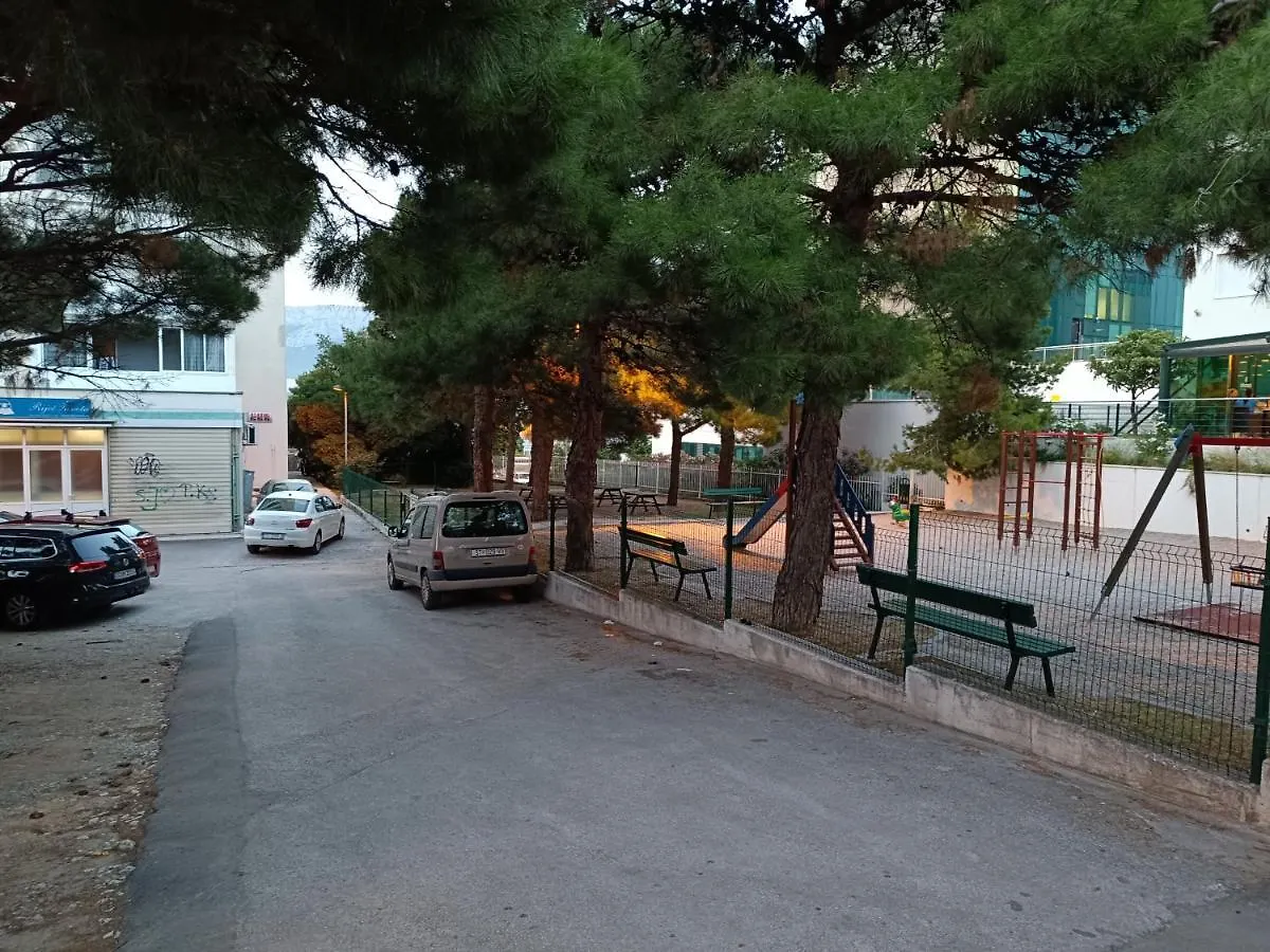Hostel Party Split